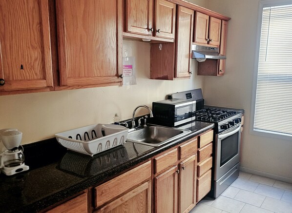 Fridge, microwave, oven, stovetop - Spacious 4-bedroom apartment with WiFi, AC / Heat in awesome Lehigh Ave,l Newark (Newark)