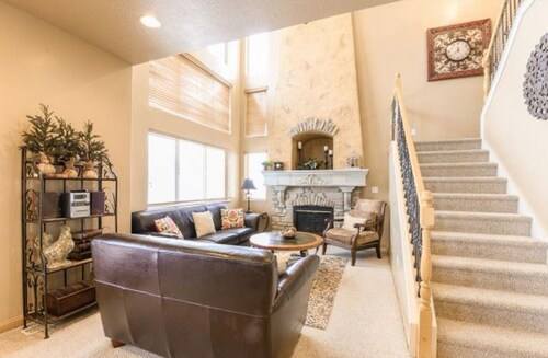 Mountain Paradise: Townhome Living at the Crossroads of Ski and Golf-Sleeps 10+
