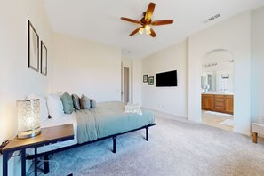 3 bedrooms, desk, iron/ironing board, free WiFi - Private Pool & Jacuzzi! Walk 2 Waterfront Home! (Indio)