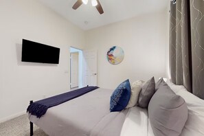 3 bedrooms, desk, iron/ironing board, free WiFi
