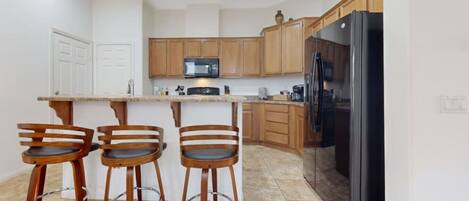 Køleskab, mikrobølgeovn, ovn, kogeplade