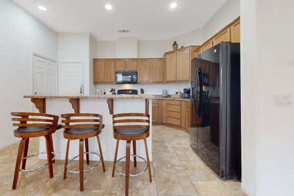 Réfrigérateur, four à micro-ondes, un four, surface de cuisson