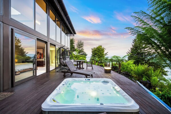 Terrace/patio - Exclusive Jacuzzi Suite - Ocean Views, Beach Access & Full-Service Luxury Lodge (Kaiteriteri)