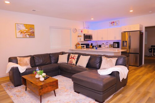 Cozy 3-Bedroom Home, 3 Min to Aurora’s Gaylord, 10 Min to Denver Airport!