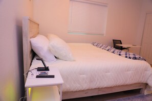 3 bedrooms, in-room safe, desk, iron/ironing board - Cozy 3-Bedroom Home, 3 Min to Aurora’s Gaylord, 10 Min to Denver Airport! (Aurora)