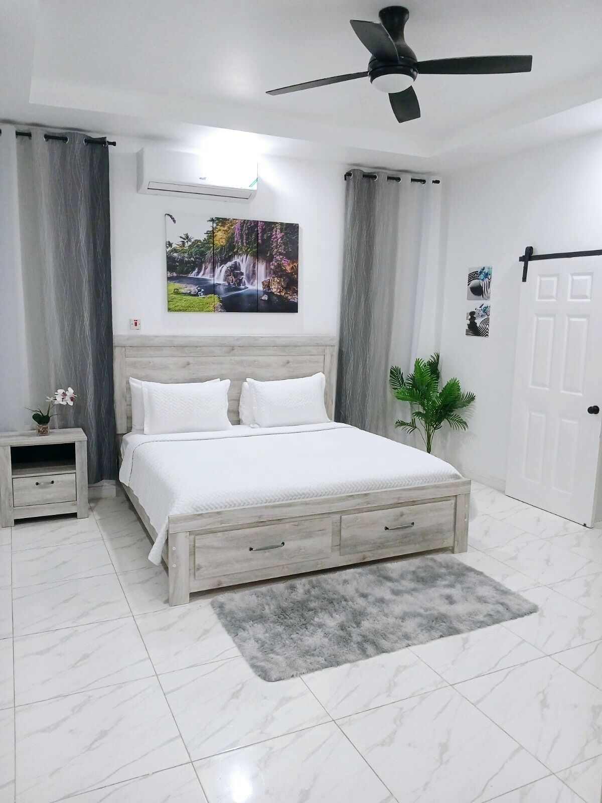 4 bedrooms, iron/ironing board, WiFi, bed sheets