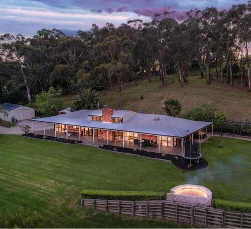 'Linden Rise'  cosy farmhouse, peace & charm with views  for miles. Pet Friendly