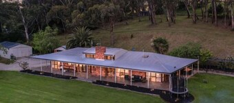 'Linden Rise'  cosy farmhouse, peace & charm with views  for miles. Pet Friendly