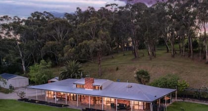 'Linden Rise' cosy farmhouse, peace & charm with views for miles. Pet Friendly