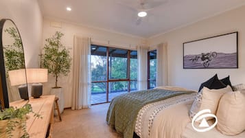 5 bedrooms, iron/ironing board, WiFi, bed sheets