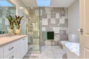 Shower, hair dryer, towels, soap - 'Linden Rise'  cosy farmhouse, peace & charm with views  for miles. Pet Friendly (Pakenham Upper)