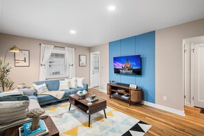 Smart-TV, Tischfußball, Bücher