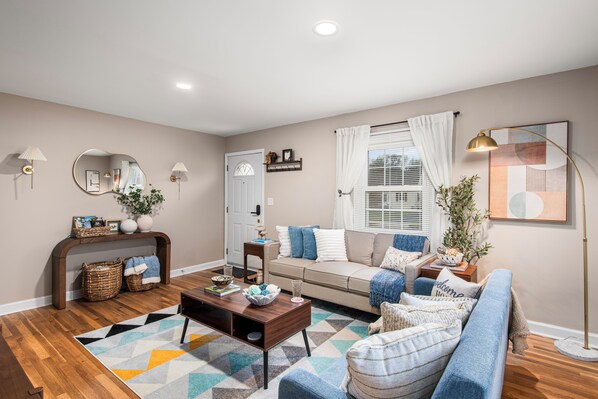 スマートテレビ、テーブルサッカー台、書庫