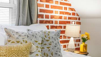 3 soverom, skrivebord, strykejern/-brett og reiseseng for barn