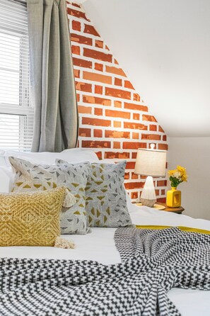 3 室のベッドルーム、デスク、アイロン / アイロン台、旅行用ベビーベッド