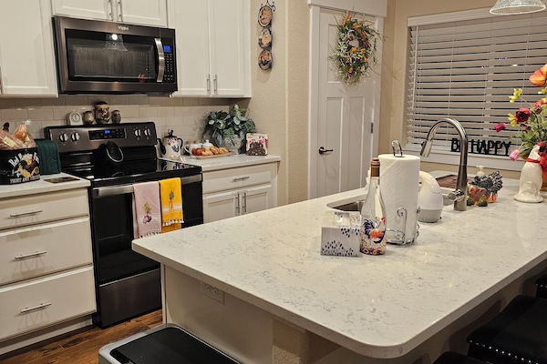 Frigorífic, microones, forn i placa de cuina