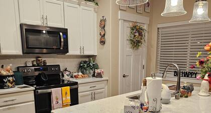 Charming 1-bedroom inlaw suite in wonderful Severance with WiFi, AC