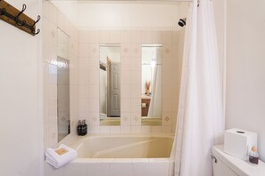 Miljøvenlige toiletartikler, hårtørrer, håndklæder