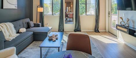 Elite-Apartment, 1 Queen-Bett und Schlafsofa, Nichtraucher | Wohnbereich | 58-Zoll-Smart-TV mit Digitalempfang