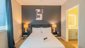 Bureau, espace de travail pour ordinateur portable, rideaux occultants