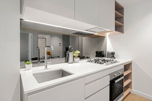 Jääkaappi, mikroaaltouuni, uuni, liesi