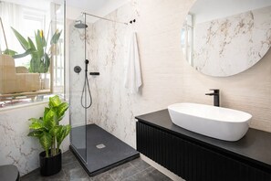 Jetted tub, hair dryer, towels
