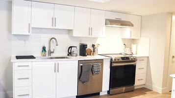 Køleskab, mikrobølgeovn, ovn, kogeplade