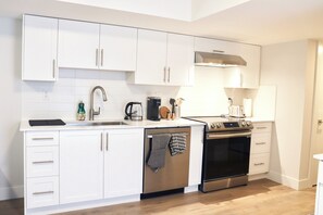 Køleskab, mikrobølgeovn, ovn, kogeplade