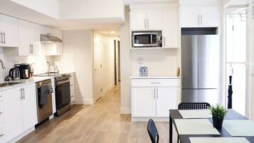 Køleskab, mikrobølgeovn, ovn, kogeplade