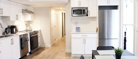 Frigorífico, microondas, horno y placa de cocina