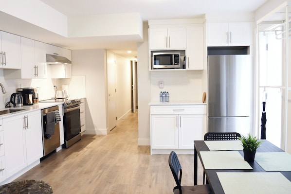 Køleskab, mikrobølgeovn, ovn, kogeplade