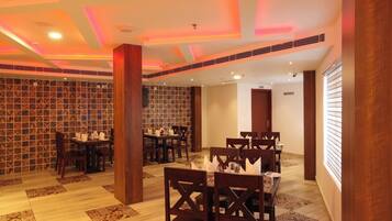 3 bars/lounges