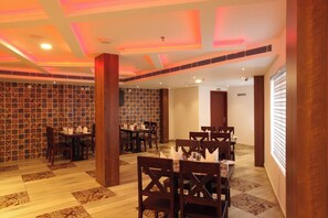 3 bars/lounges - HOTEL DIAMOND FORT (Karunagappally)