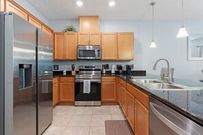 Fridge, microwave, oven, stovetop - Family House near Disney - 5109 (Kissimmee)