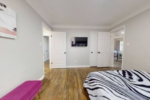 3 dormitorios, tabla de planchar con plancha, cuna de viaje