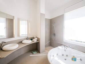 Shower, jetted bath, hair dryer, towels - Villa Azalia in Mas Nou, with sea views and swimming pool (Castell-Platja d'Aro)