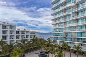 Exterior - Marítima Beach Condo, 2BR, Deluxe, 2 Pools, BBQ, Balconies & Great Amenities (Flamingos)