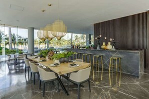 Dining - Marítima Deluxe, 2 BR, Beachfront w/Rooftop, Wow Views & Great Amaneties (Flamingos)