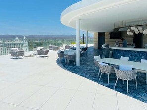 Outdoor dining - Marítima Deluxe, 2 BR, Beachfront w/Rooftop, Wow Views & Great Amaneties (Flamingos)