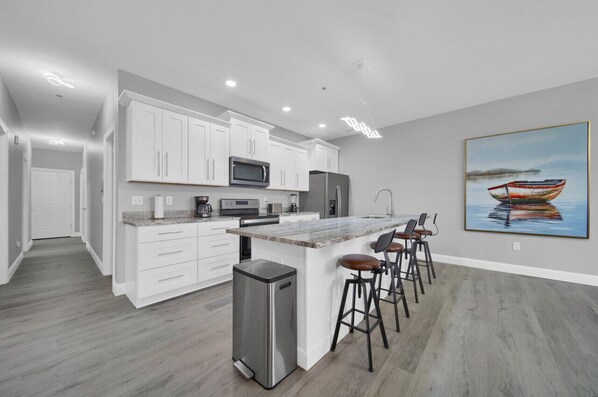 Micro-ondes, four, plaque de cuisson, lave-vaisselle