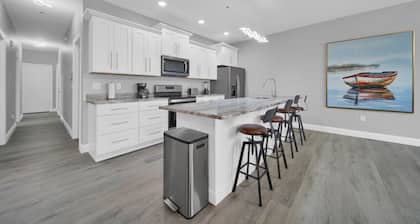 Lofty Riverview Retreat - Great views & downtown!