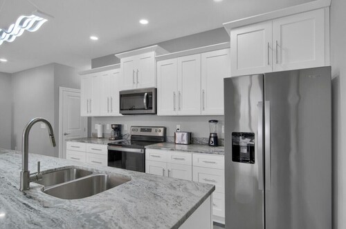 Lofty Riverview Retreat - Great views & downtown!