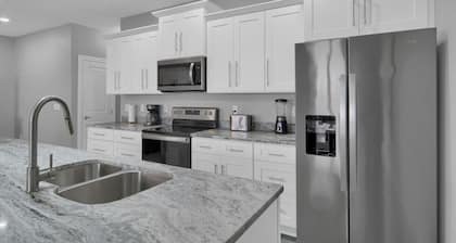 Lofty Riverview Retreat - Great views & downtown!