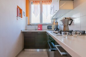 Kylskåp, mikrovågsugn, ugn och kaffe- och tebryggare