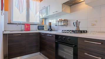 Kühlschrank, Mikrowelle, Ofen, Wasserkocher mit Kaffee-/Teezubehör