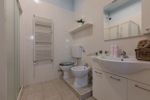 Shower, hair dryer, bidet, towels - Torino Lifestyle Apartment by Wonderful Italy (Torino)
