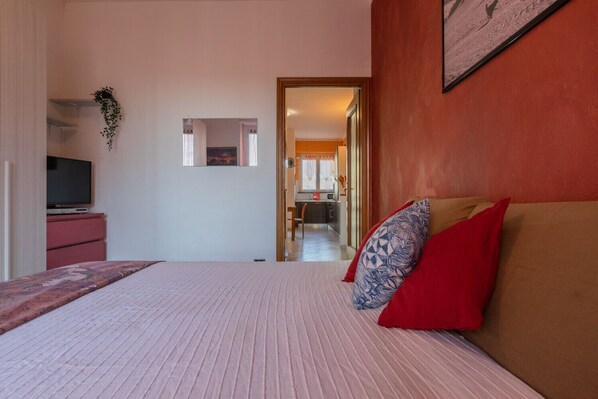 1 bedroom, bed sheets