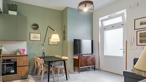 A compact living space with a dining area, kitchenette, and a television. - Casa Gianna by Wonderful Italy (Siracusa)