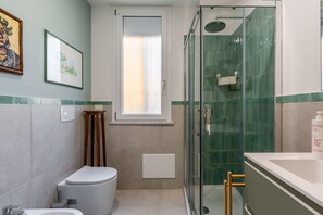 Dusche, Haartrockner, Bidet, Handtücher
