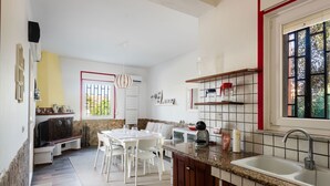 Una cocina compacta con comedor, horno integrado y ventana con vistas.